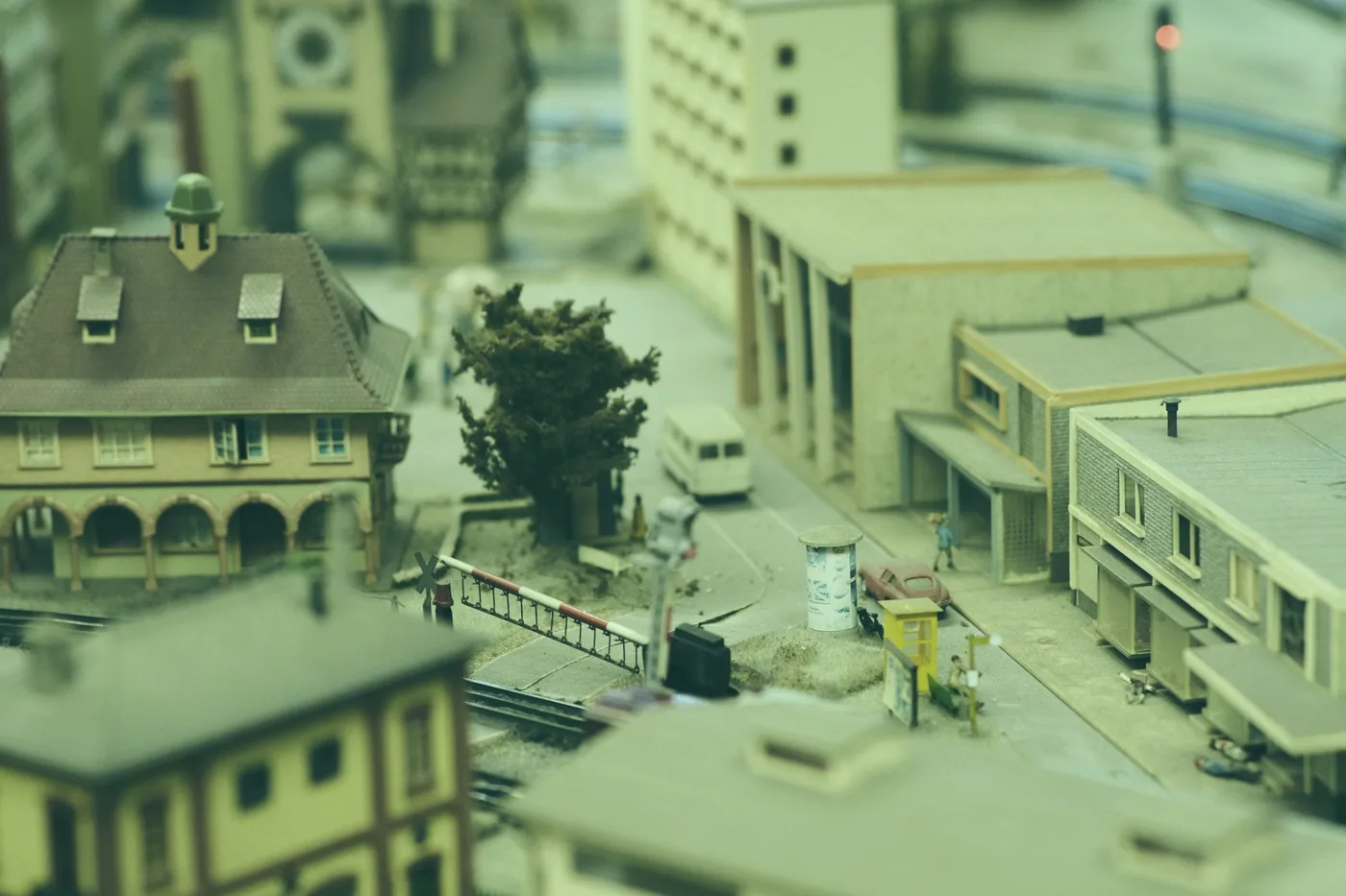 Pionki i żetony na planszy w połowie czwartkowej partii